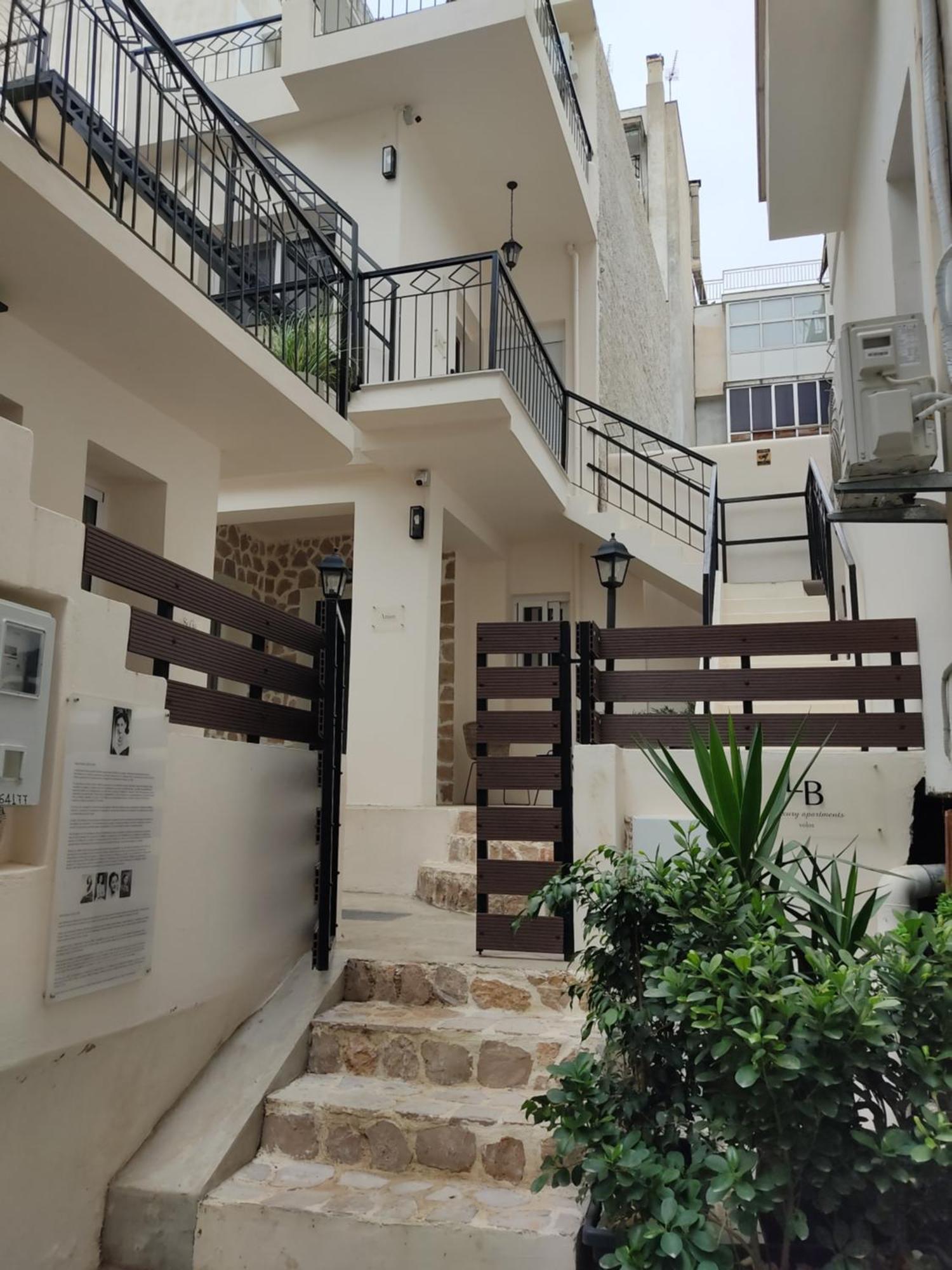 Lb Luxury Apartments Волос Екстериор снимка